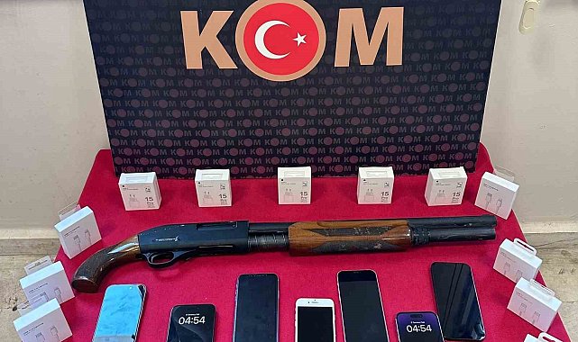 İletişim dükkanında 350 bin liralık kaçak cep telefonu ele geçirildi