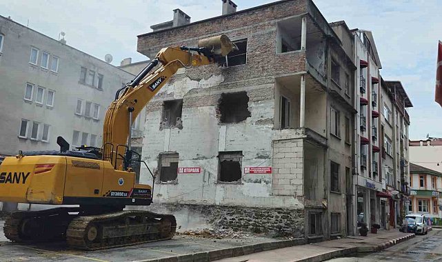 İlkadım'da metruk binalar yıkılıyor