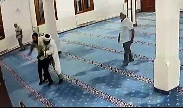 İmam camide kendine bıçakla zarar vermeye çalışan şahsa engel oldu