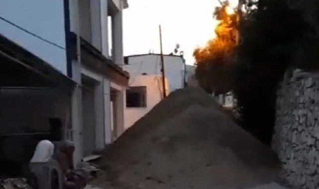 İnşaat alanı dışına dökülen kum vatandaşı sokağa hapsetti