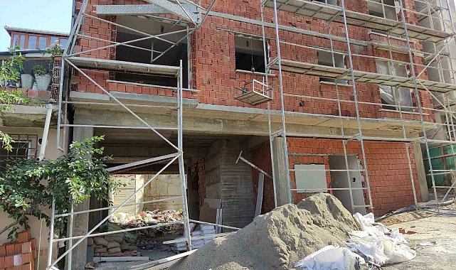 İnşaat iskelesi yüksek gerilim hattının üzerine devrildi: Son anda atlayıp kurtuldu