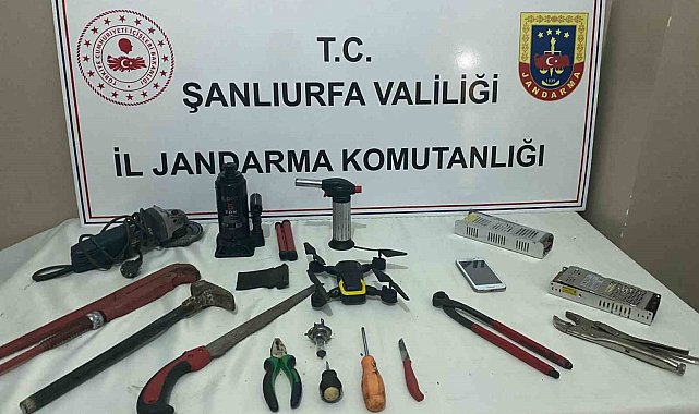 İş yerini soyan hırsızlar suçüstü yakalandı