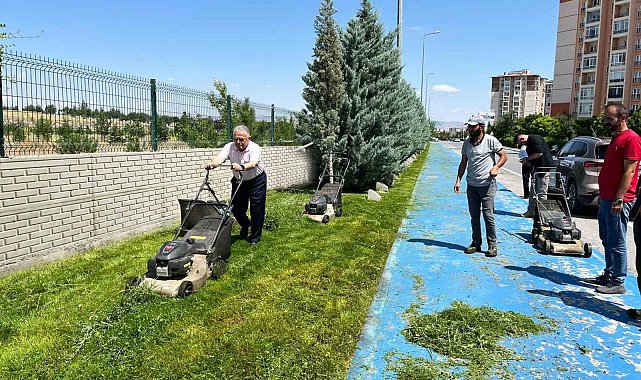 İşçilerle bir araya gelen Başkan Büyükkılıç, çim biçti