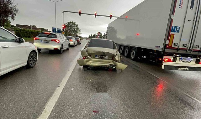 Işıkta duran otomobile çarptı: 2 yaralı