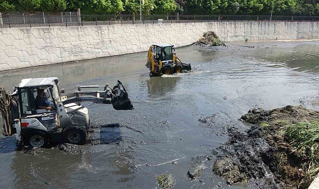 İskenderun'da HBB ekipleri Feyezan Kanalı'nda temizlik çalışması yapıyor