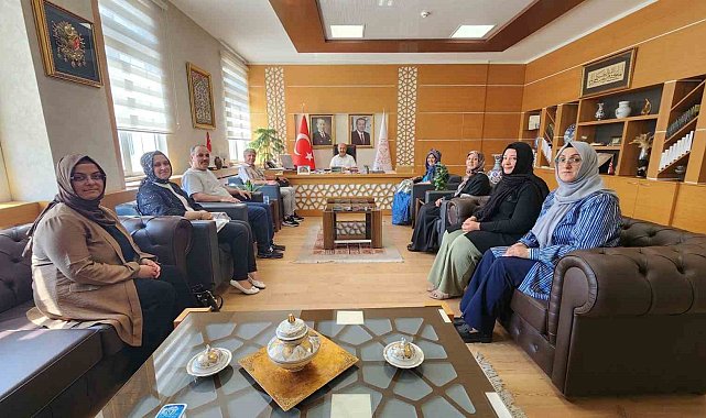 İspanya'dan dönen Olgunlaşma Enstitüsü'nden katılımcı Müdür Başyiğit'i ziyaret etti