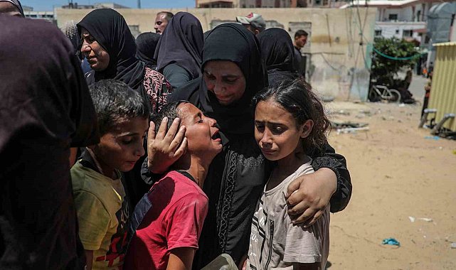 İsrail'in 71 Filistinliyi katlettiği El Mevasi'deki yıkım görüntülendi