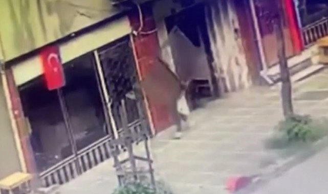 İstanbul'da ilginç hırsızlık kamerada: Apartman kapısını söküp çaldı