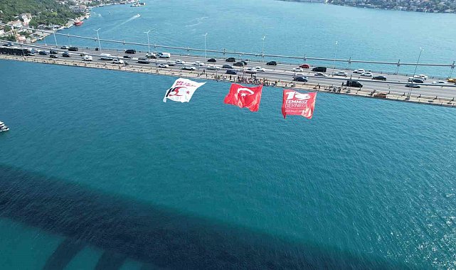 İstanbul'da köprülere dev Türk bayrakları asıldı