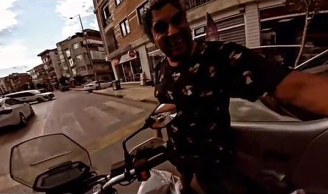 İstanbul'da motosikletli ve yaya arasında güldüren 'yol verme' diyaloğu