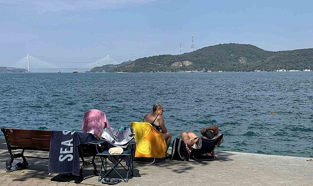 İstanbullular sıcak havada Boğaz'ın sularında serinledi
