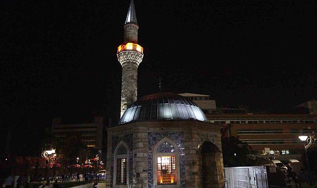 İzmir'de tüm camilerden aynı anda sela sesleri yükseldi