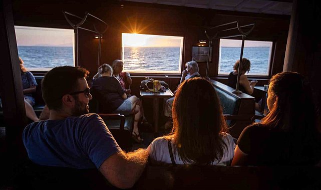 İzmir'in eşsiz gün batımında Körfez turları başladı