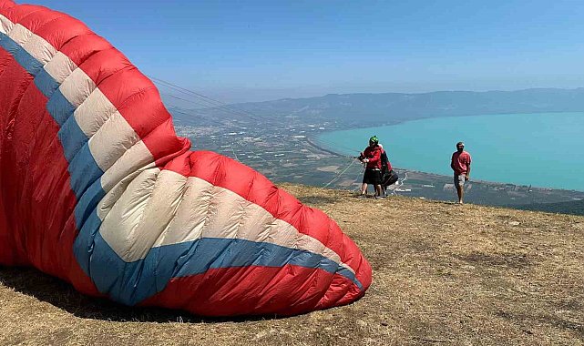 İznik Gölü turkuaza büründü, yamaç paraşütüne akın başladı