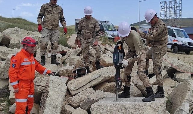 Jandarma personeline depremde arama kurtarma eğitimi verildi