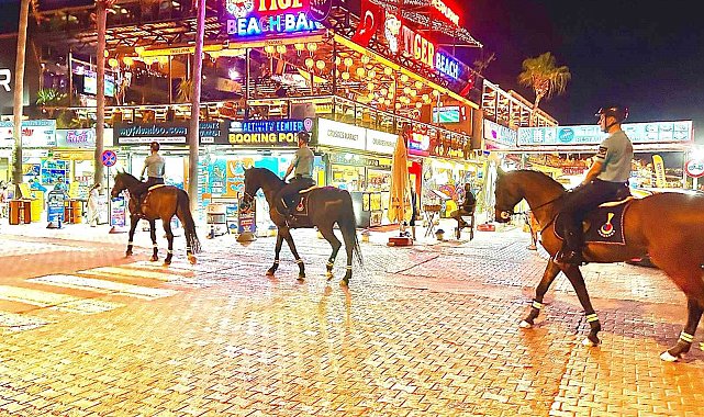 Jandarmanın atlı ekibi Ölüdeniz'de bu yıl da görev başında