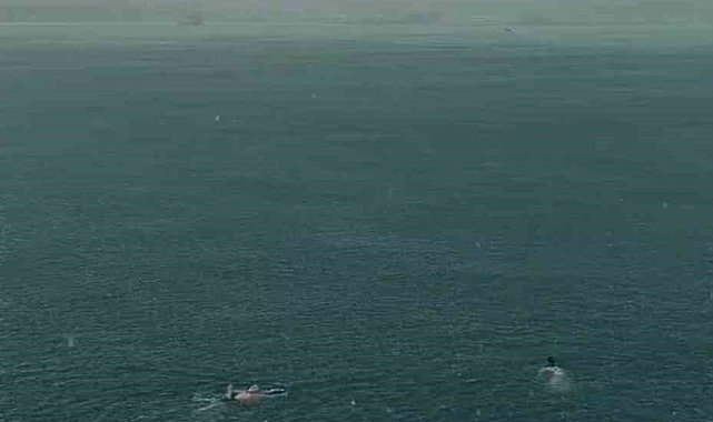 Kadıköy&#039;de sağanak yağmura aldırış etmeden yüzdüler