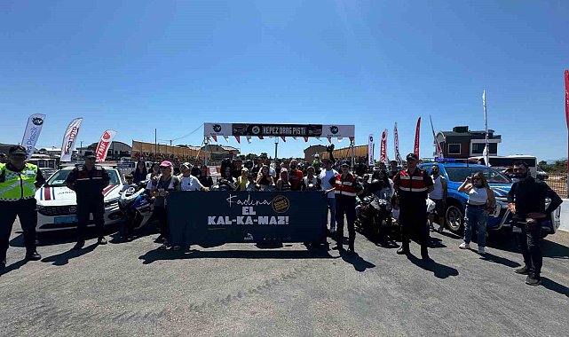 Kadına şiddete 'Kadına el kalkamaz' pankartıyla mesaj verdiler