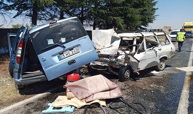 Kafa kafaya çarpışan araçlardaki 2 kişi öldü, 1 kişi yaralandı