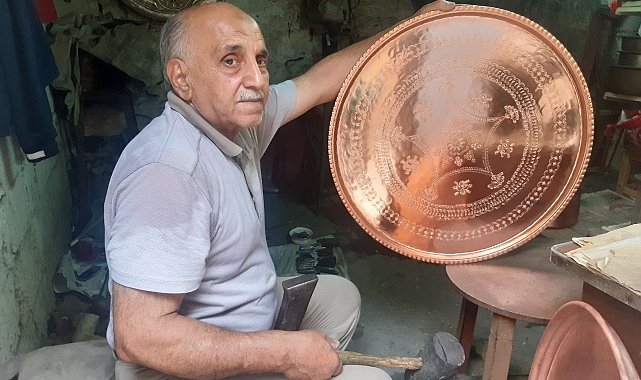Kahramanmaraş'ta 64 yıldır bakır tepsilerine şekil veriyor