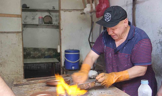 Kalay ustasının 100 dereceyi aşan sıcaklıkta zorlu mesaisi