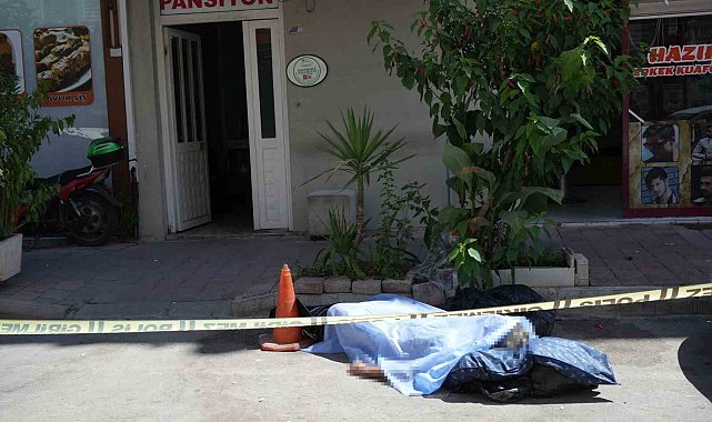 Kaldığı pansiyondan çıkış yapar yapmaz kaldırımda son nefesini verdi, valizi yastığı oldu