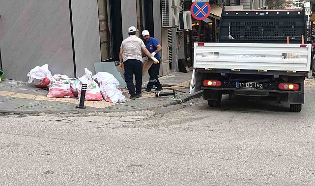 Kaldırım üzerinde 15 gündür bekleyen inşaat atıkları toplandı