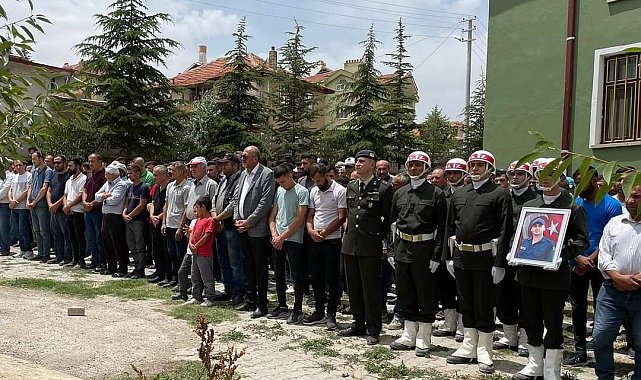 Kalp krizi geçiren sözleşmeli er askeri törenle toprağa verildi