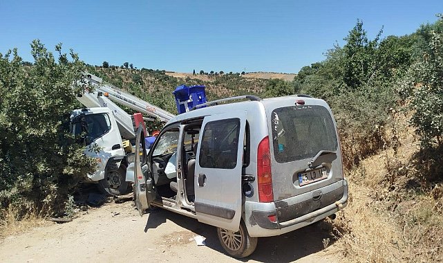 Kamyonet ile hafif ticari araç kafa kafaya çarpıştı: 2 yaralı