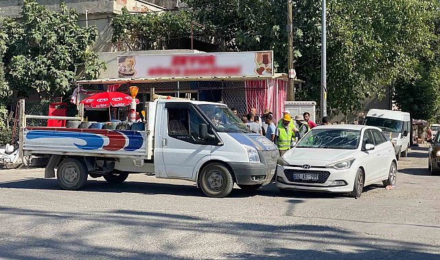 Kamyonet kasasından otomobilin üzerine uçtular: 2 yaralı