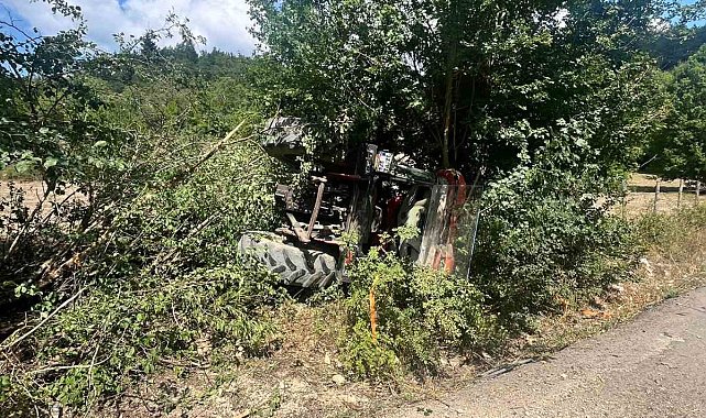 Karabük'te otomobille çarpışan traktör devrildi: 2 yaralı
