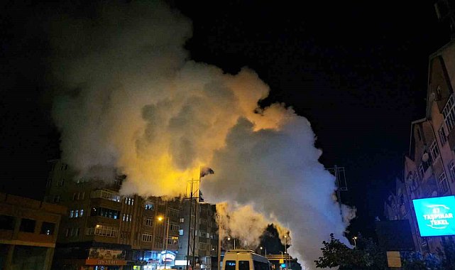 Karadeniz Ereğli'de patlama sesi sonrası kaldırımdan yükselen buhar korkuttu