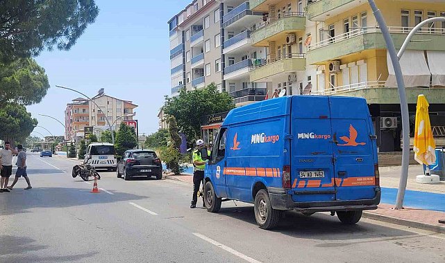 Kargo aracının açılan kapısı motosiklet sürücüsünü hastanelik etti: 1 yaralı