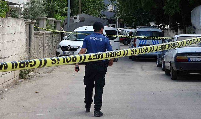 Karısını öldürüp cesedini torbaya koyarak bahçeye attı
