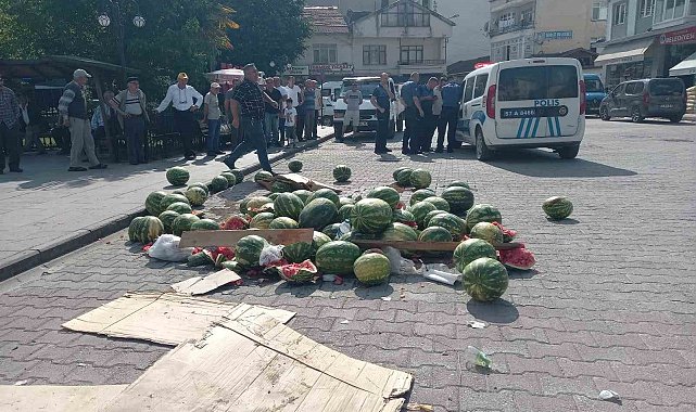 Karpuz satışı için izin verilmeyen vatandaş sinir krizi geçirdi