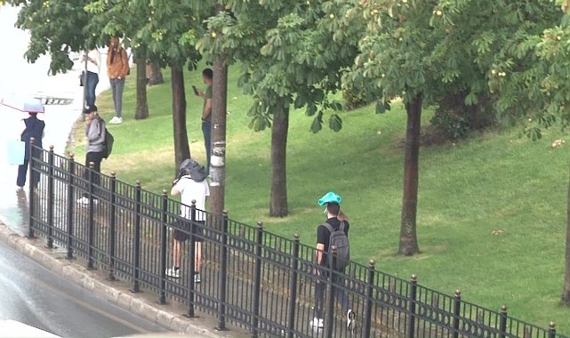 Kartal'da aniden bastıran yağmur vatandaşlara zor anlar yaşattı