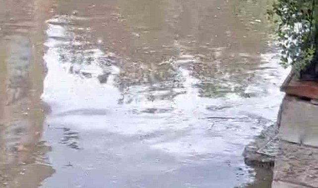 Kartal'da yağış sonrası yollar göle döndü