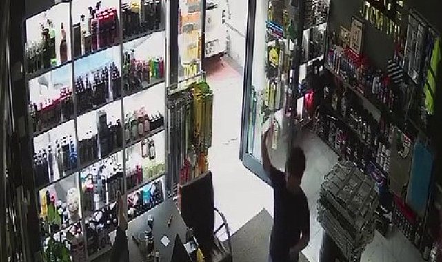 Kasadaki görevlinin uyuduğunu gördü, aldığı ürünü kameraya gösterip parasını bıraktı