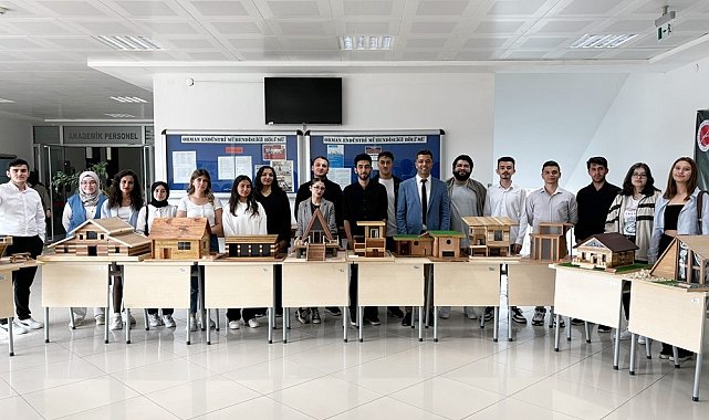 Kastamonu Üniversitesi'nin minyatür ahşap ev sergisine büyük ilgi