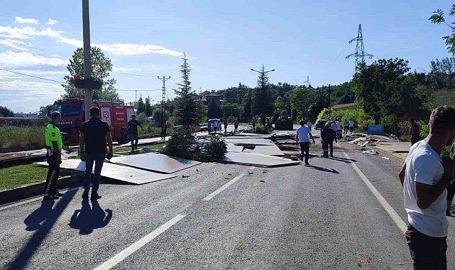 Kastamonu'da devrilen tırdaki suntalar yolu trafiğe kapattı: 1 yaralı