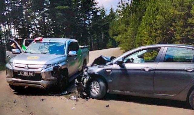 Kastamonu'da kamyonet ile otomobil çarpıştı: 3 yaralı
