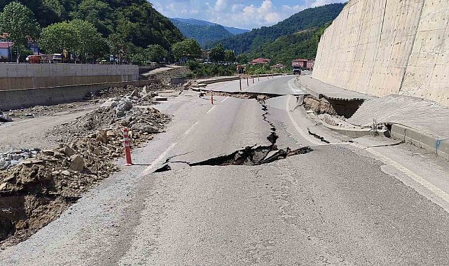 Kastamonu'da yol çöktü