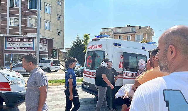 Kavşakta kaza yapan otomobil ortalığı birbirine kattı: 2'si yaya 4 yaralı