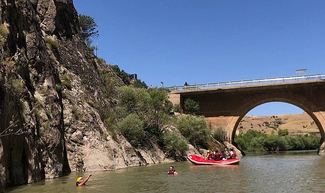 Kavurucu sıcaklarda rafting yaparak serinlediler