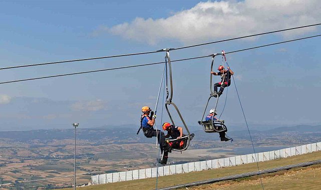 Kayak merkezi teleferiğinde kurtarma tatbikatı