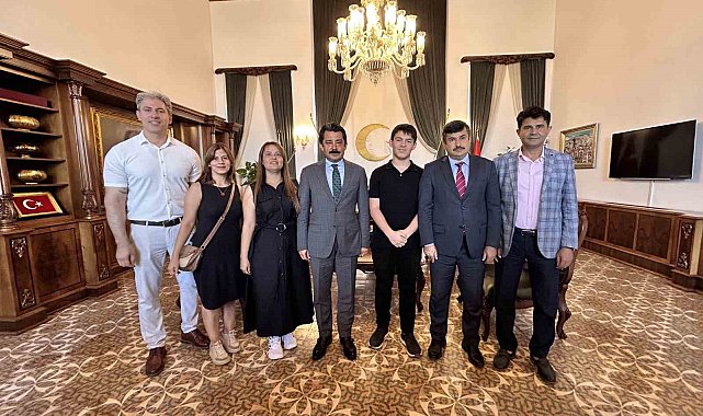 Kaymakam Demiryürek, LGS birincisi Köker'e hediyesini verdi