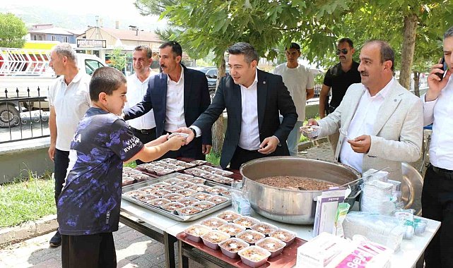 Kaymakam Özçelik, Muharrem ayı dolayısıyla vatandaşlara aşure dağıttı