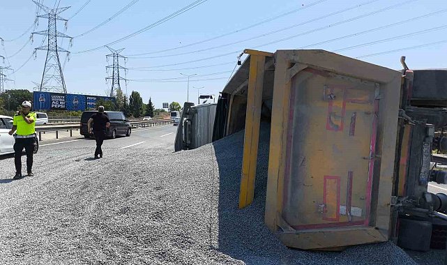 Kemerburgaz'da hafriyat kamyonu devrildi: Sürücü hafif yaralandı, mıcırlar yola saçıldı