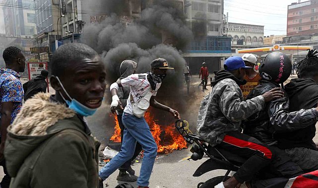 Kenya'da göstericiler, araçları ateşe verdi