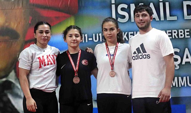 Kepez'in kadın güreşçileri Türkiye Şampiyonası'nda bronz madalya kazandı,